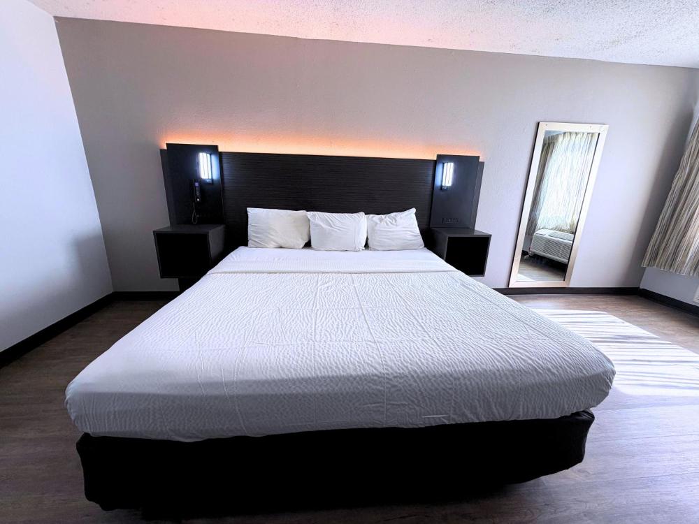 King Room - Non-Smoking interior